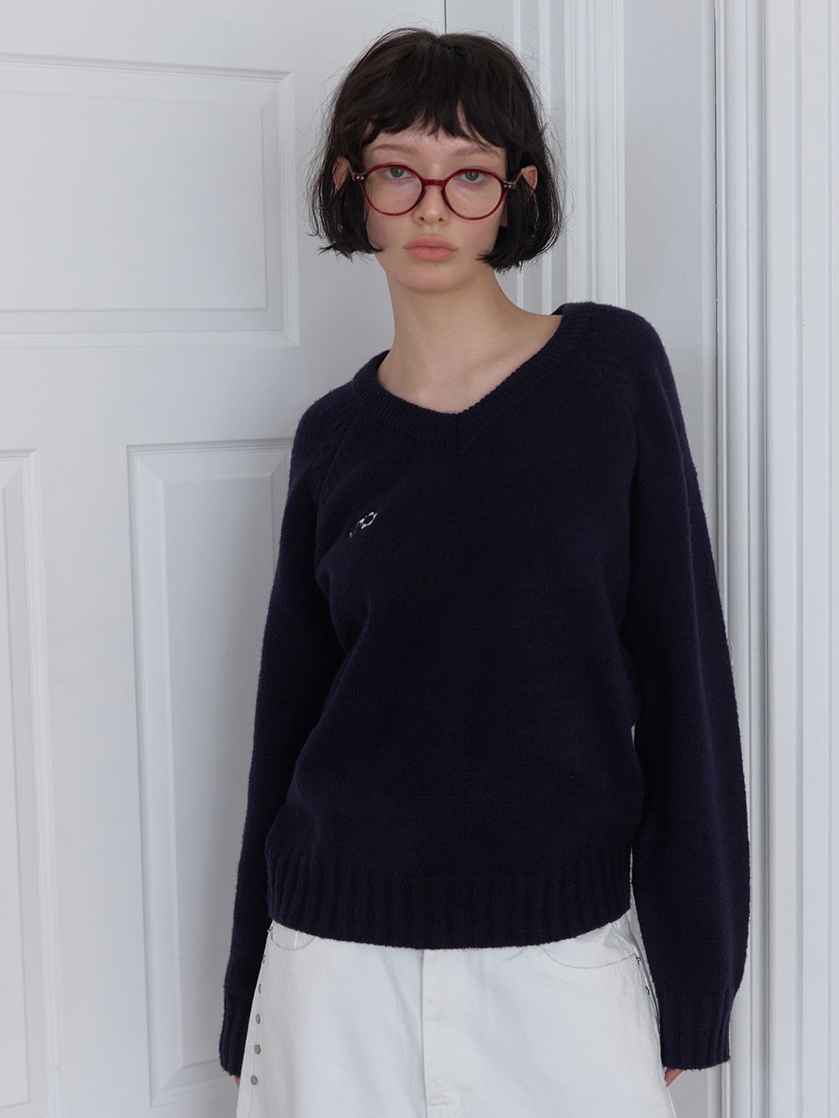 민더리(MEENDERI) CLASSIC LOGO V-NECK KNIT - NAVY