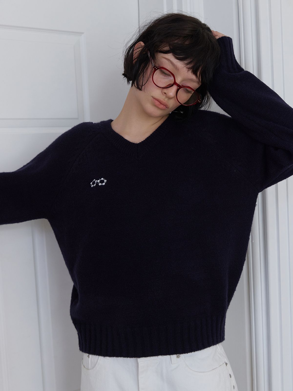 민더리(MEENDERI) CLASSIC LOGO V-NECK KNIT - NAVY
