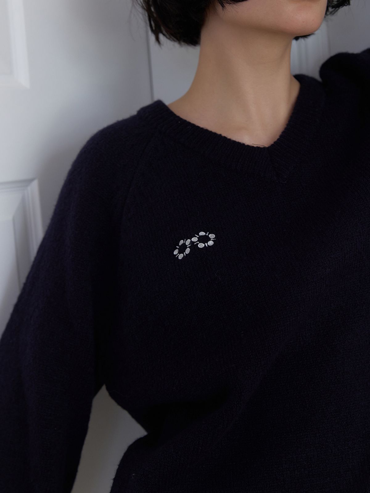 민더리(MEENDERI) CLASSIC LOGO V-NECK KNIT - NAVY