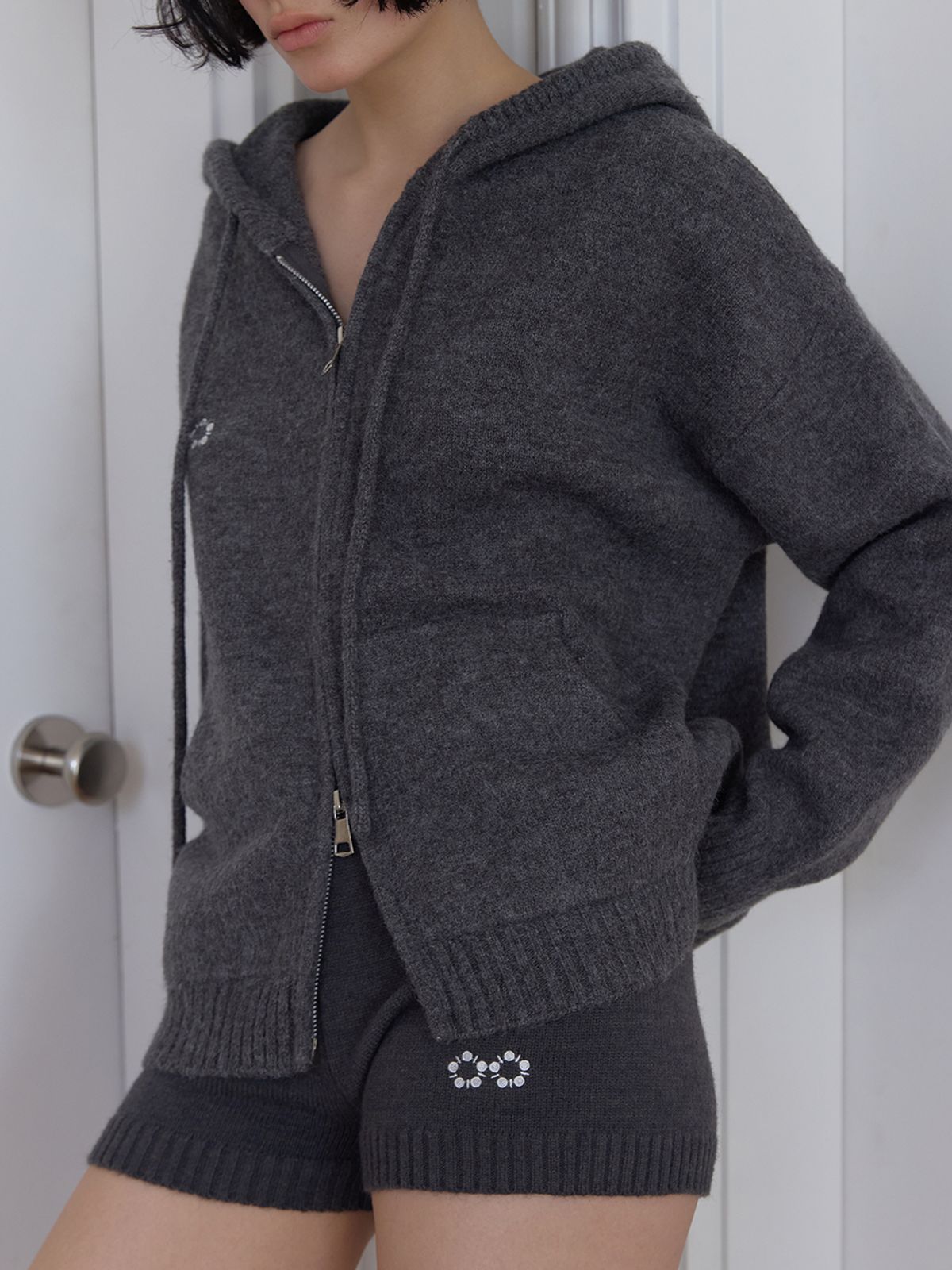 민더리(MEENDERI) CLASSIC LOGO KNIT SHORTS - CHARCOAL