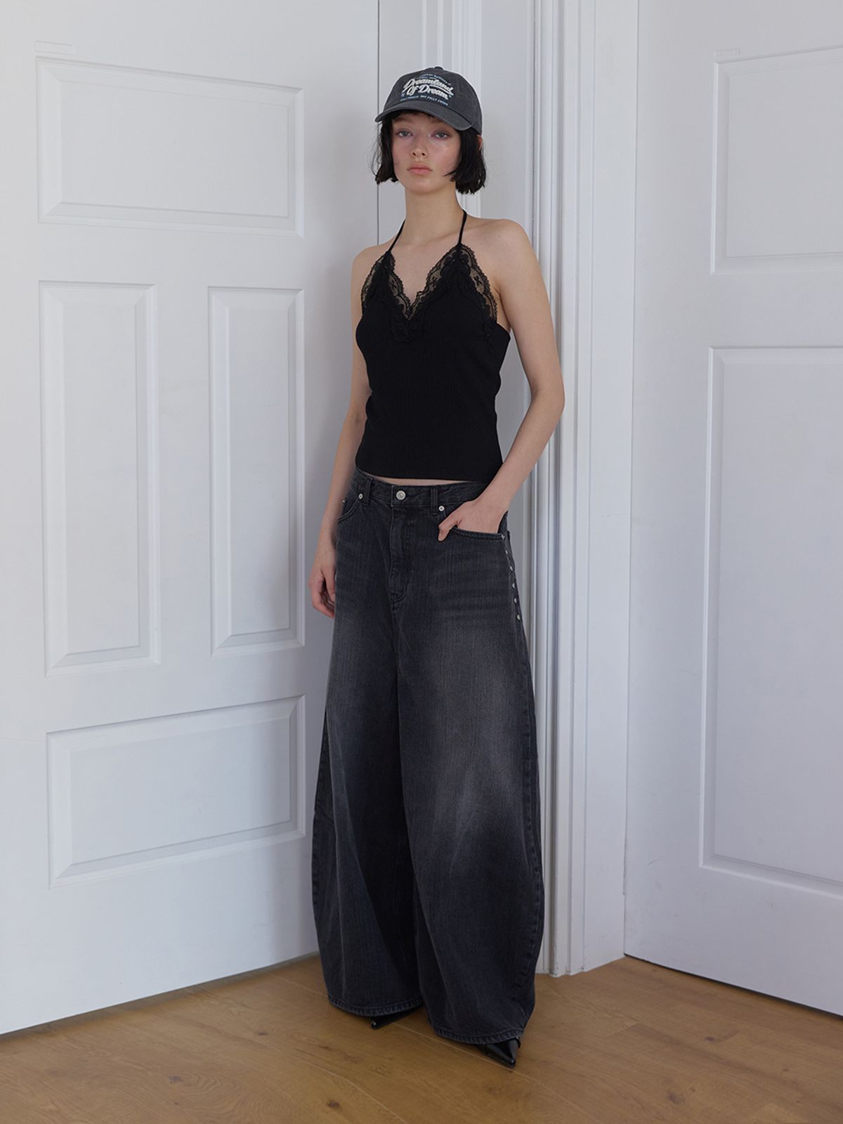 민더리(MEENDERI) LACE HALTER STRAP TOP - BLACK