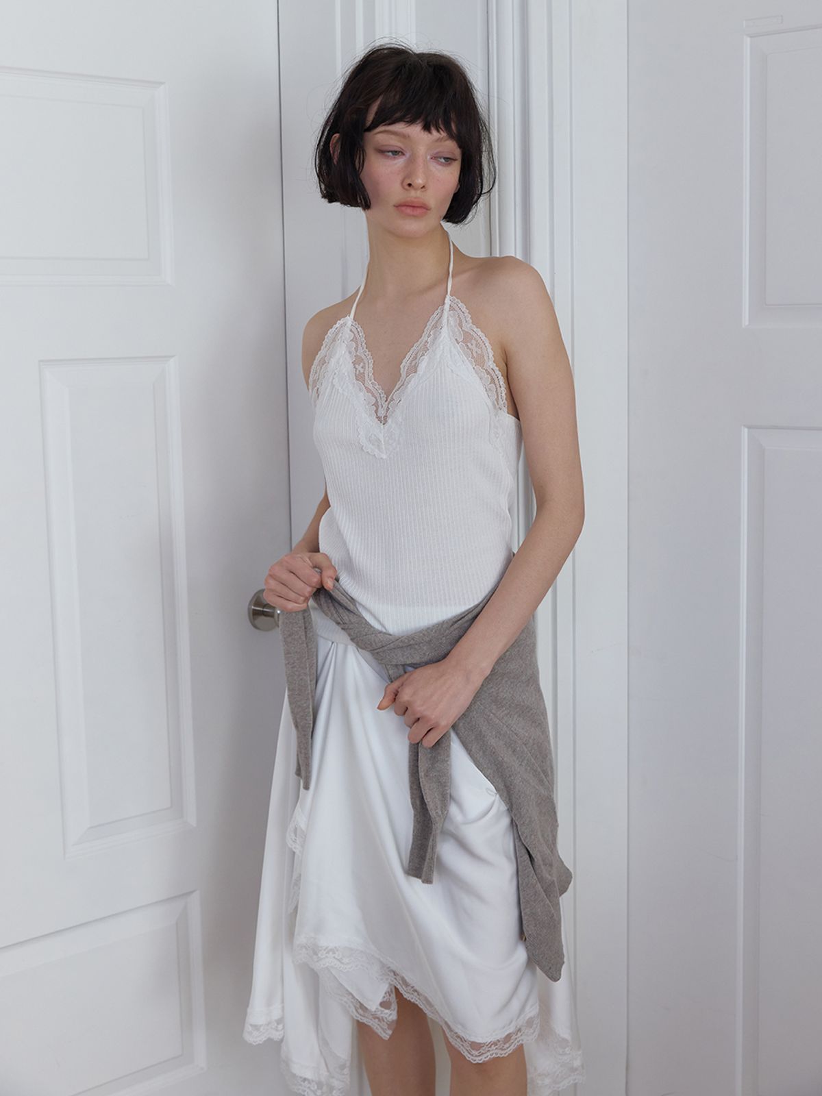 민더리(MEENDERI) LACE HALTER STRAP TOP - WHITE