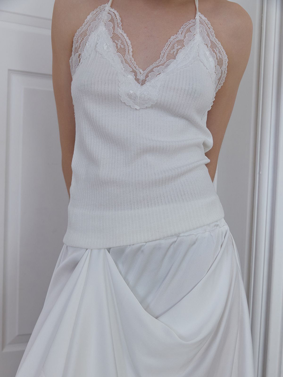 민더리(MEENDERI) LACE HALTER STRAP TOP - WHITE