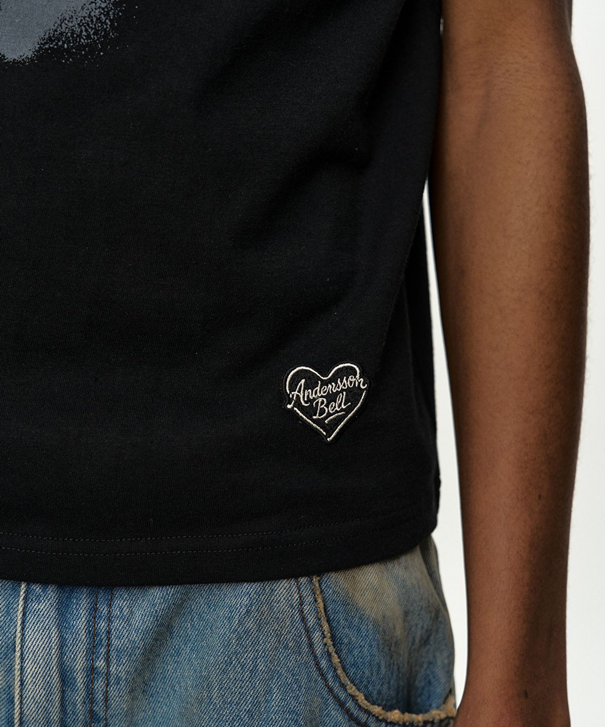 앤더슨벨(ADSB ANDERSSON BELL) (ESSENTIAL) UNISEX HEART T-SHIRT atb1417u(BLACK)