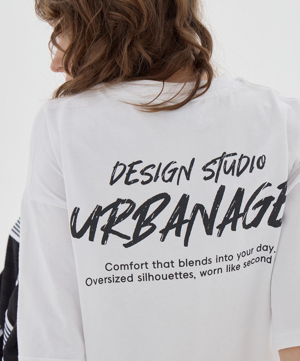 어반에이지(URBANAGE) DESIGN STUDIO 로고 오버핏 반팔_화이트