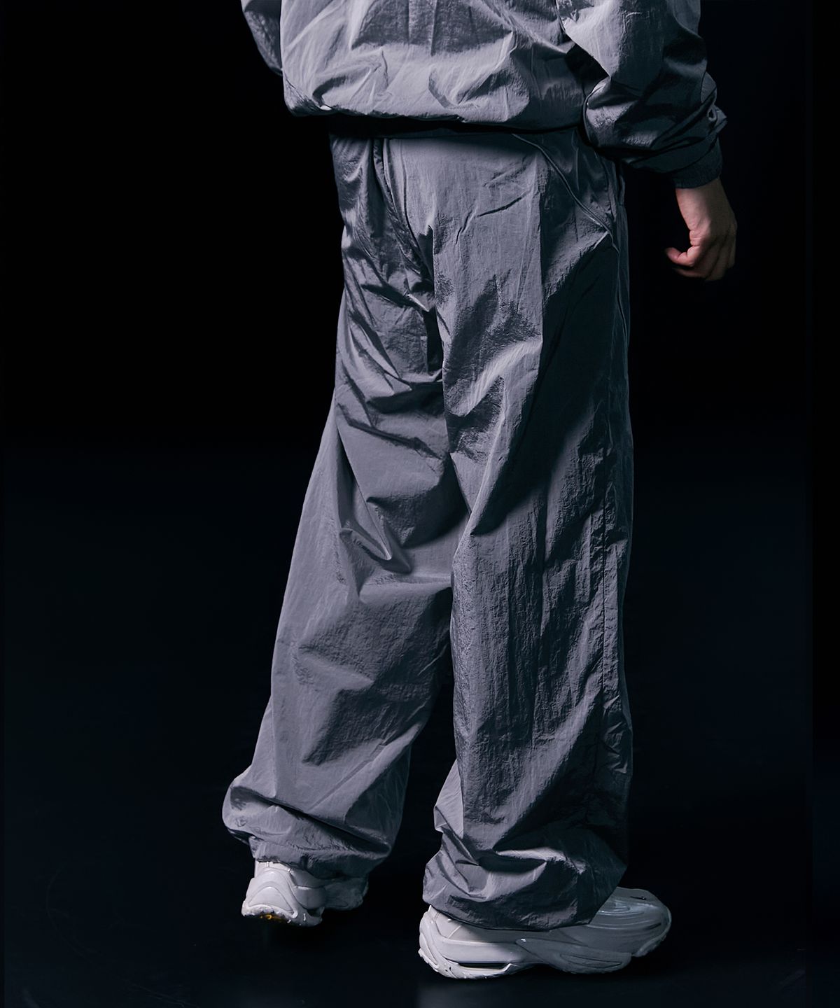 더랭크(THERANK) DRY SHELL HYBRID TRACK PANTS [METALLIC GRAY]
