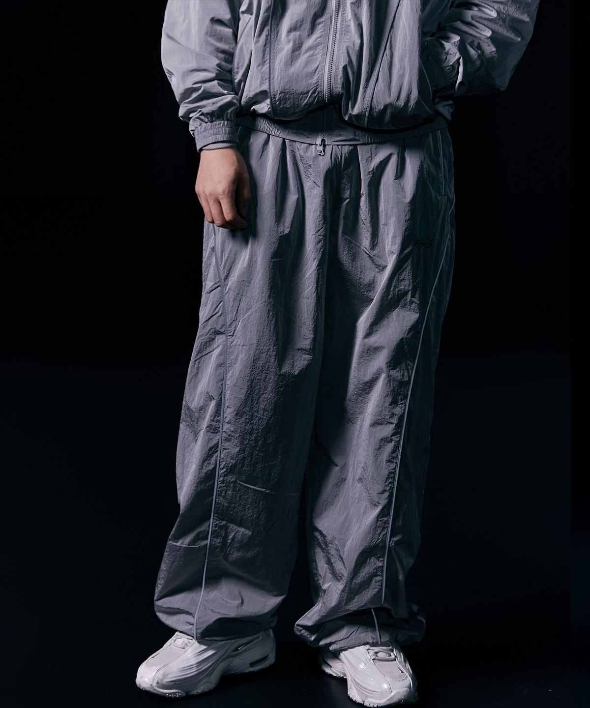 더랭크(THERANK) DRY SHELL HYBRID TRACK PANTS [METALLIC GRAY]