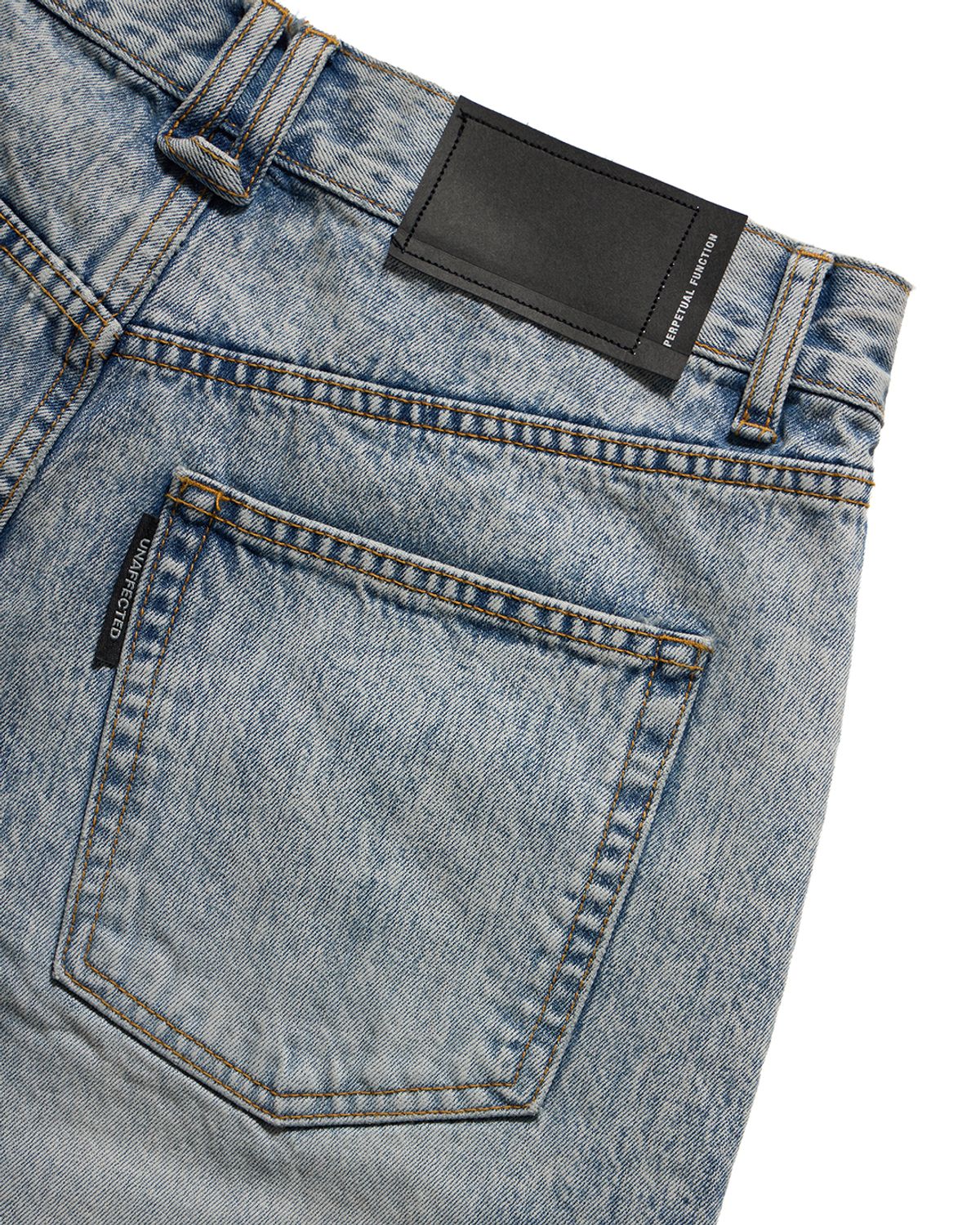 언어펙티드 에센셜(UNAFFECTED ESSENTIAL) RELAXED BERMUDA DENIM SHORTS / LIGHT BLUE