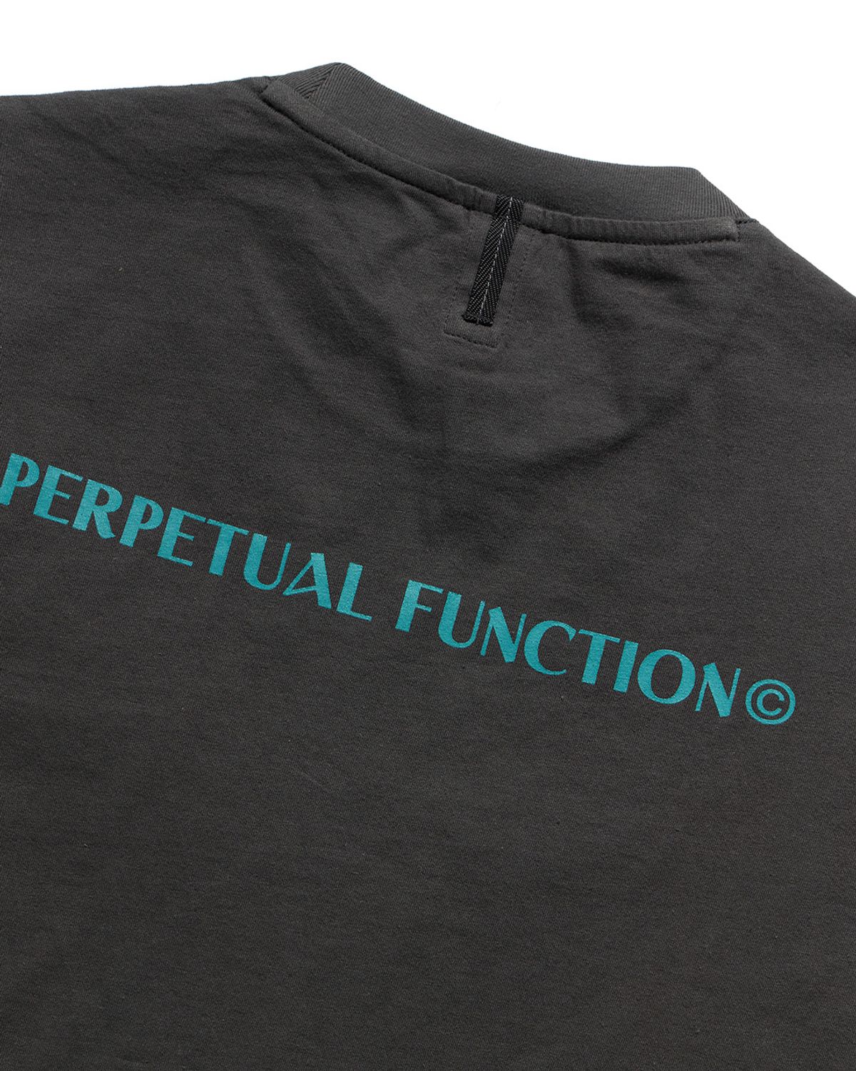 언어펙티드 에센셜(UNAFFECTED ESSENTIAL) PERPETUAL FUNCTION  T-SHIRT / CHARCOAL