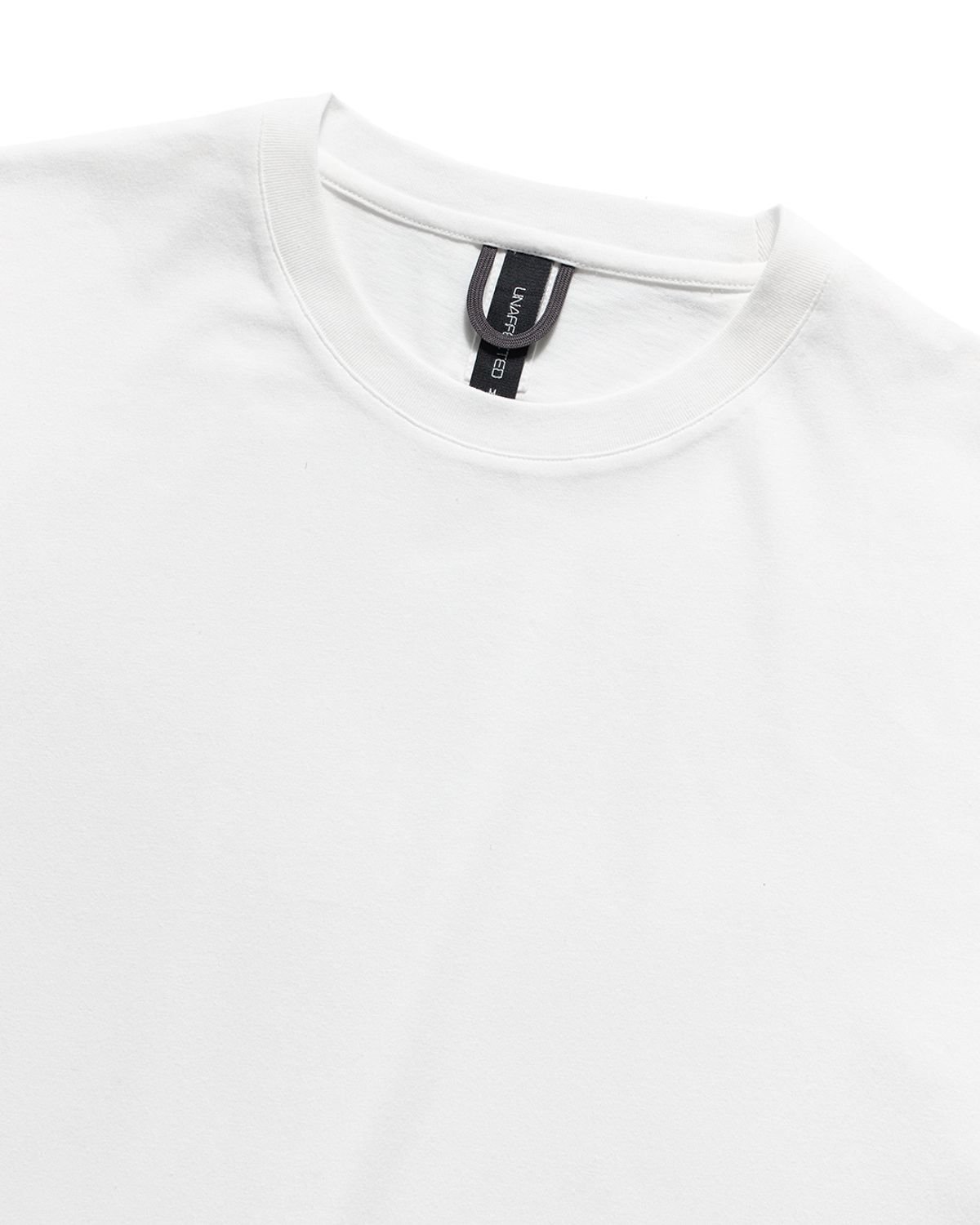 언어펙티드 에센셜(UNAFFECTED ESSENTIAL) CROPPED T-SHIRT / OFF WHITE