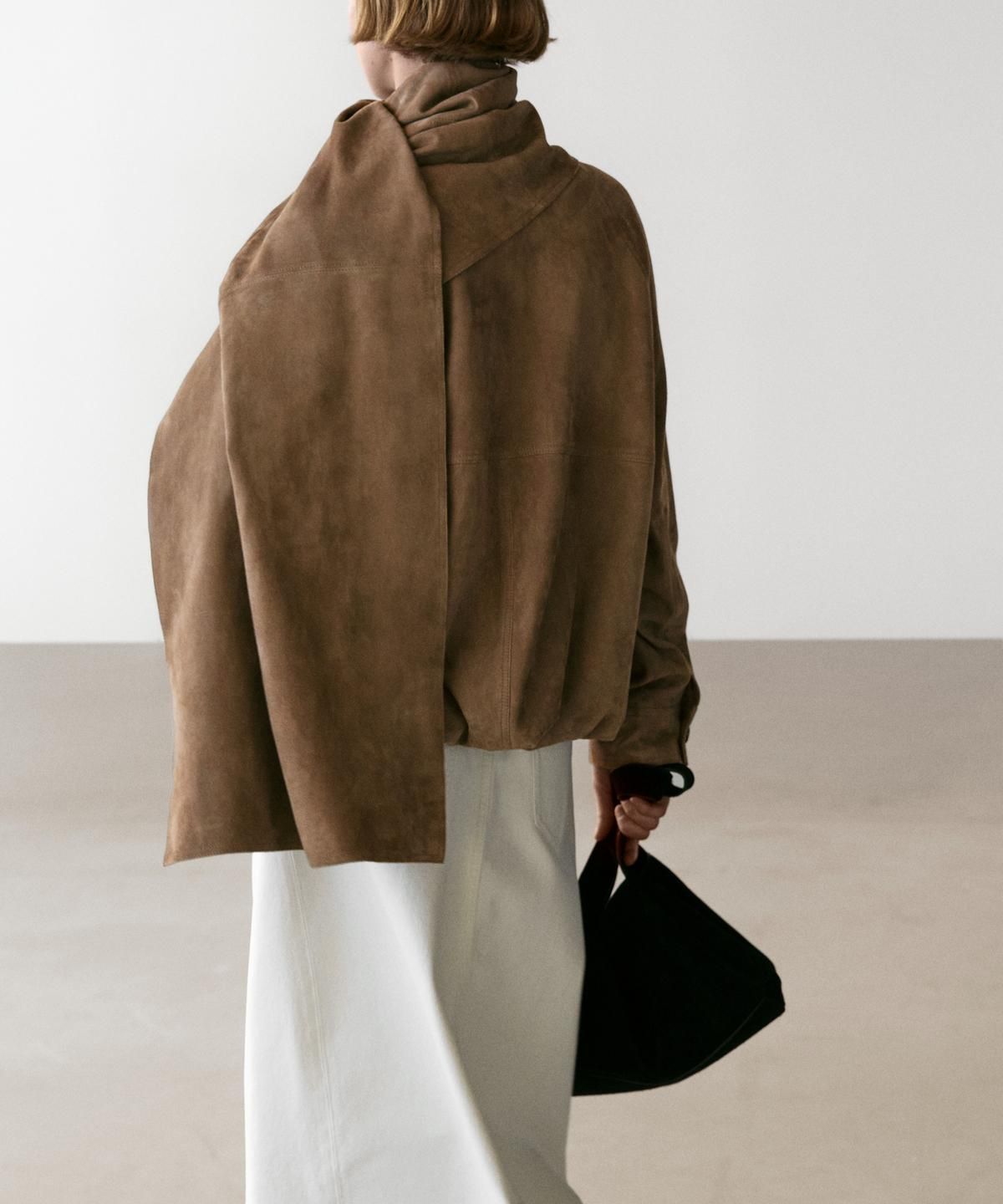 마시모두띠(MASSIMO DUTTI) 스웨이드 레더 스카프 디테일 봄버 재킷