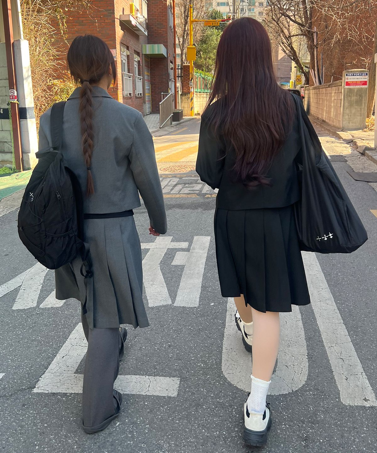 로우그(RAWGUE) 팬던트 디테일 플리츠 스커트_블랙
