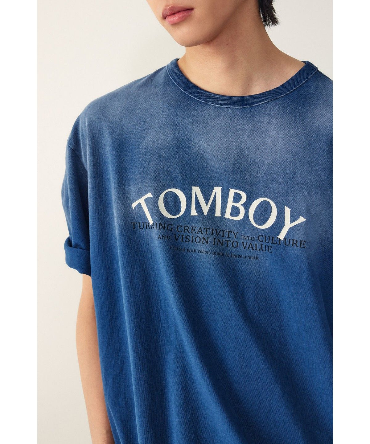 스튜디오 톰보이(STUDIO TOMBOY) [MEN] 스프레이 워싱 로고 티셔츠_다크 블루 9156222214