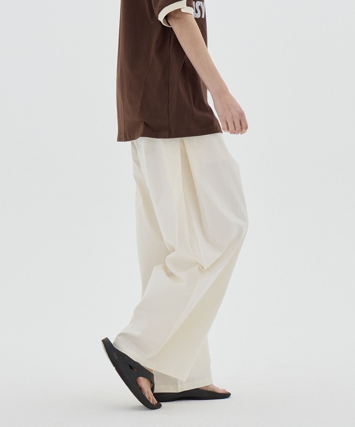 어반에이지(URBANAGE) 벌룬핏 커브드 핀턱 코튼 밴딩 팬츠_화이트