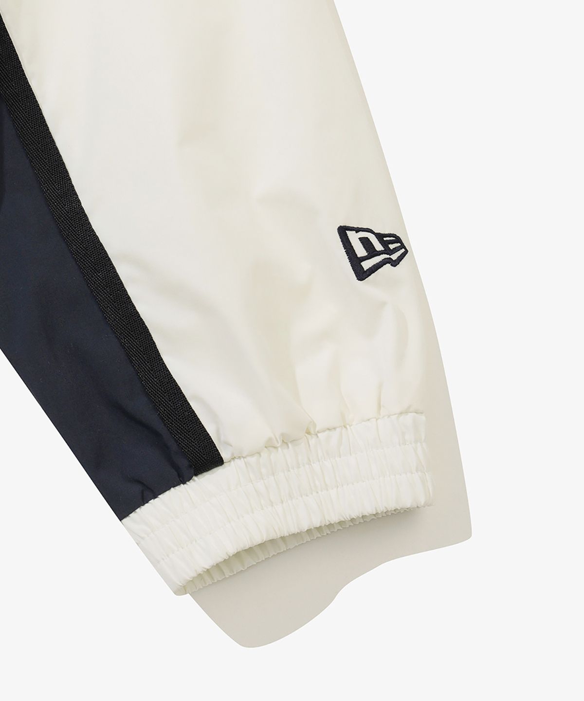 뉴에라(NEW ERA) 락 박스 웜 업 재킷 화이트 14954695