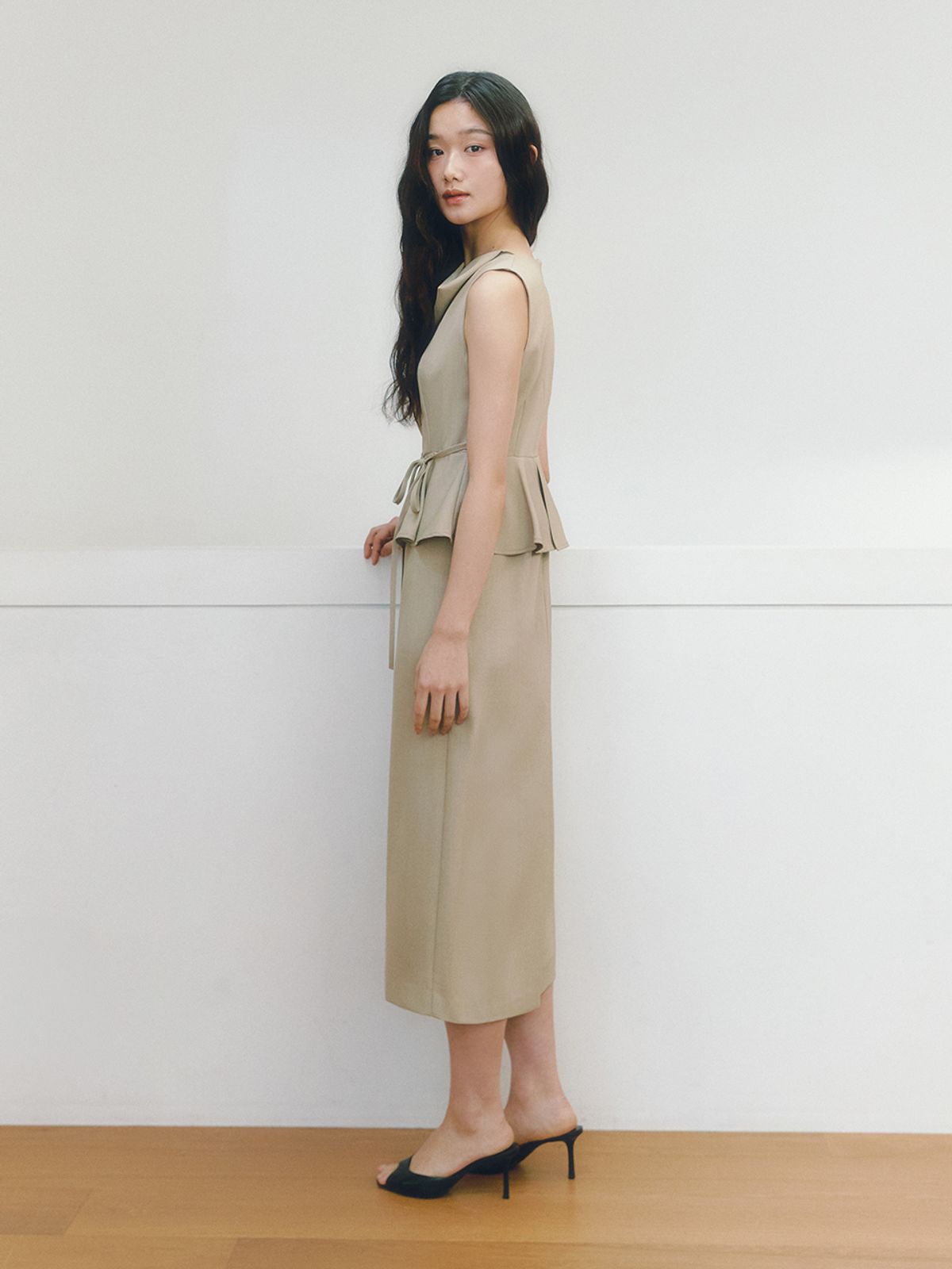 가니송(GANISONG) 카울넥 페플럼 원피스_베이지