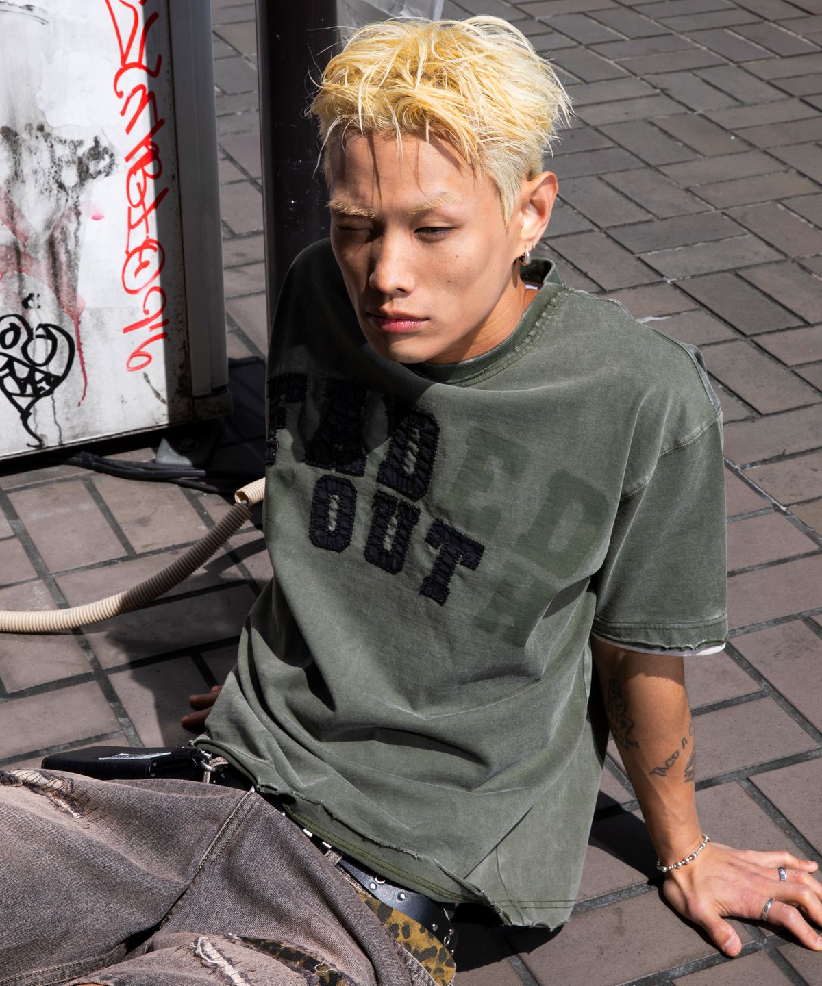 엑스톤즈(XTONZ) XF014 아치 아플리케 데미지 워싱 티셔츠 (KHAKI)