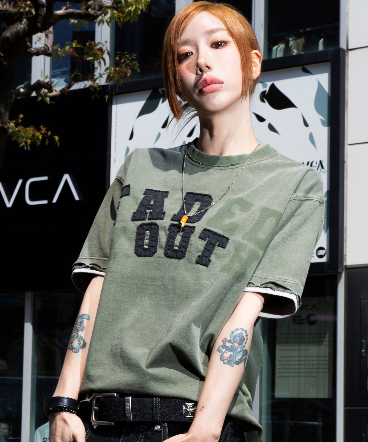 엑스톤즈(XTONZ) XF014 아치 아플리케 데미지 워싱 티셔츠 (KHAKI)