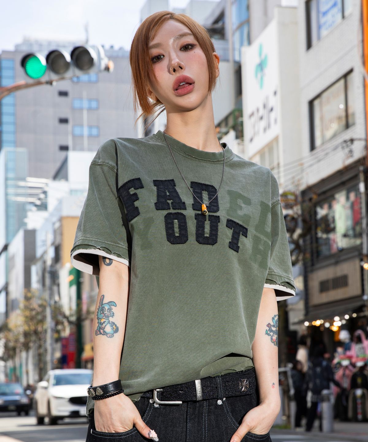 엑스톤즈(XTONZ) XF014 아치 아플리케 데미지 워싱 티셔츠 (KHAKI)