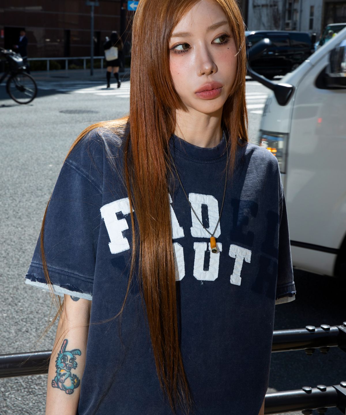 엑스톤즈(XTONZ) XF014 아치 아플리케 데미지 워싱 티셔츠 (NAVY)