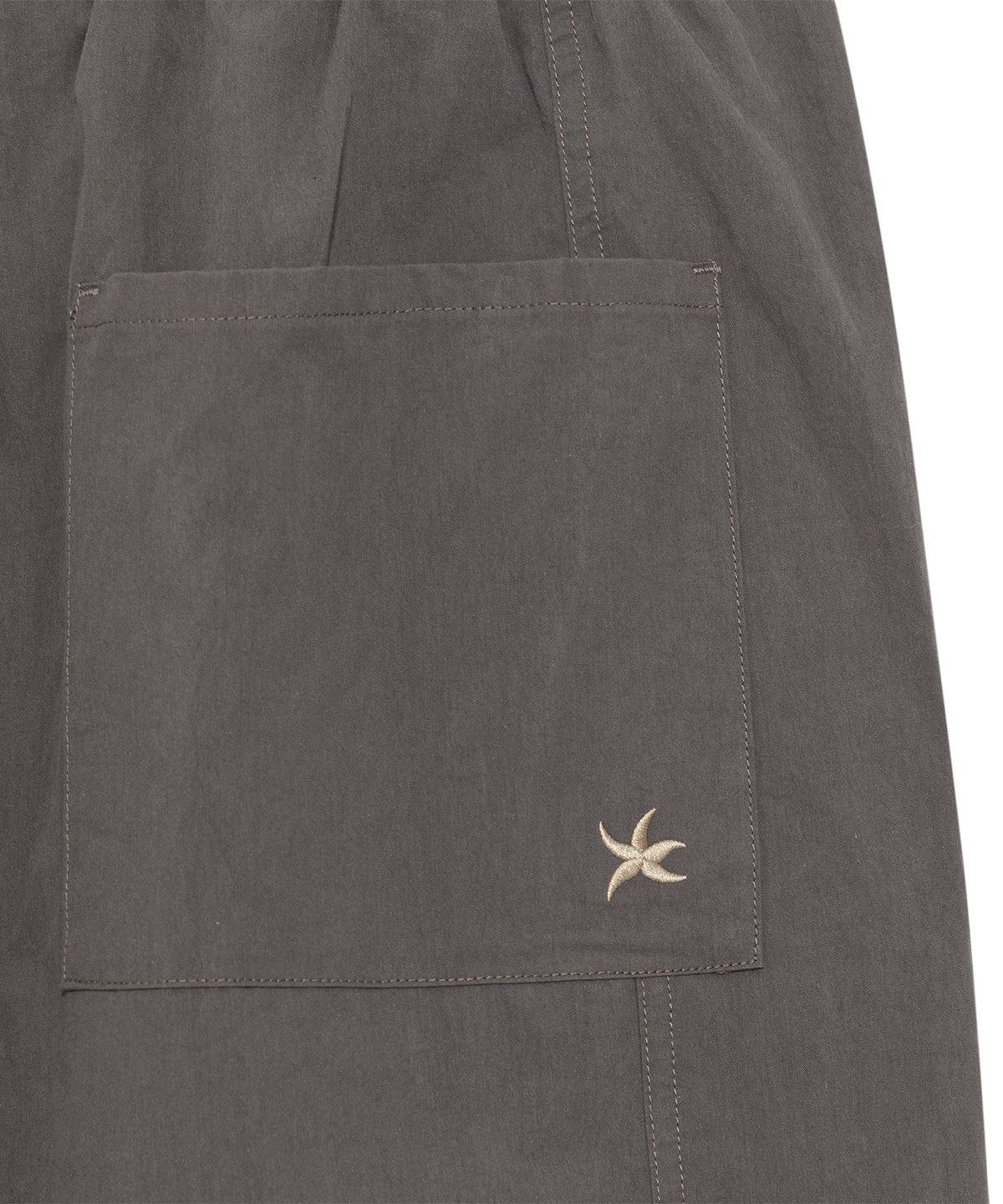 더콜디스트모먼트(THE COLDEST MOMENT) TCM mini logo nylon pants (brown)