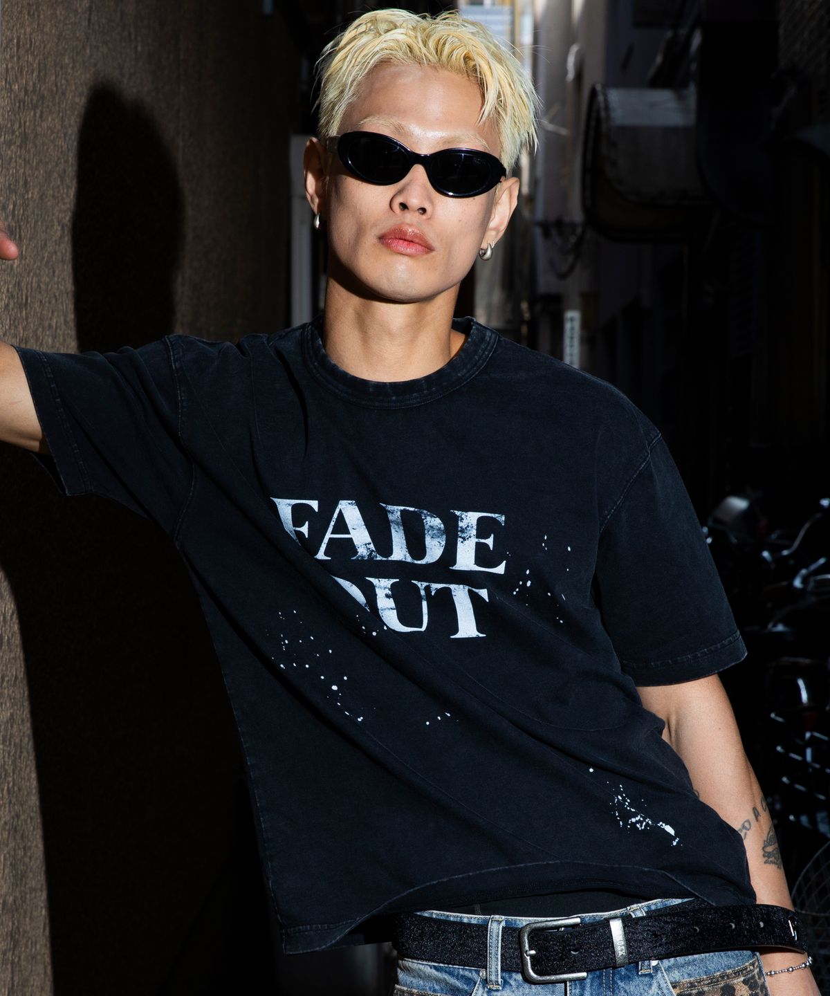 엑스톤즈(XTONZ) XF009 페이드 페인팅 워싱 티셔츠 (BLACK)