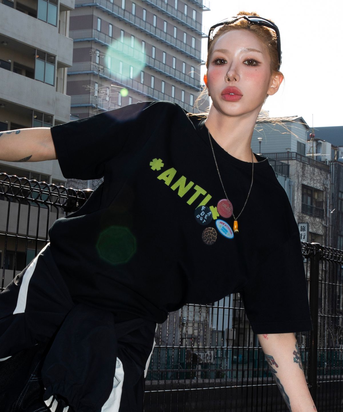 엑스톤즈(XTONZ) XF010 안티 핀 뱃지 티셔츠 (BLACK)