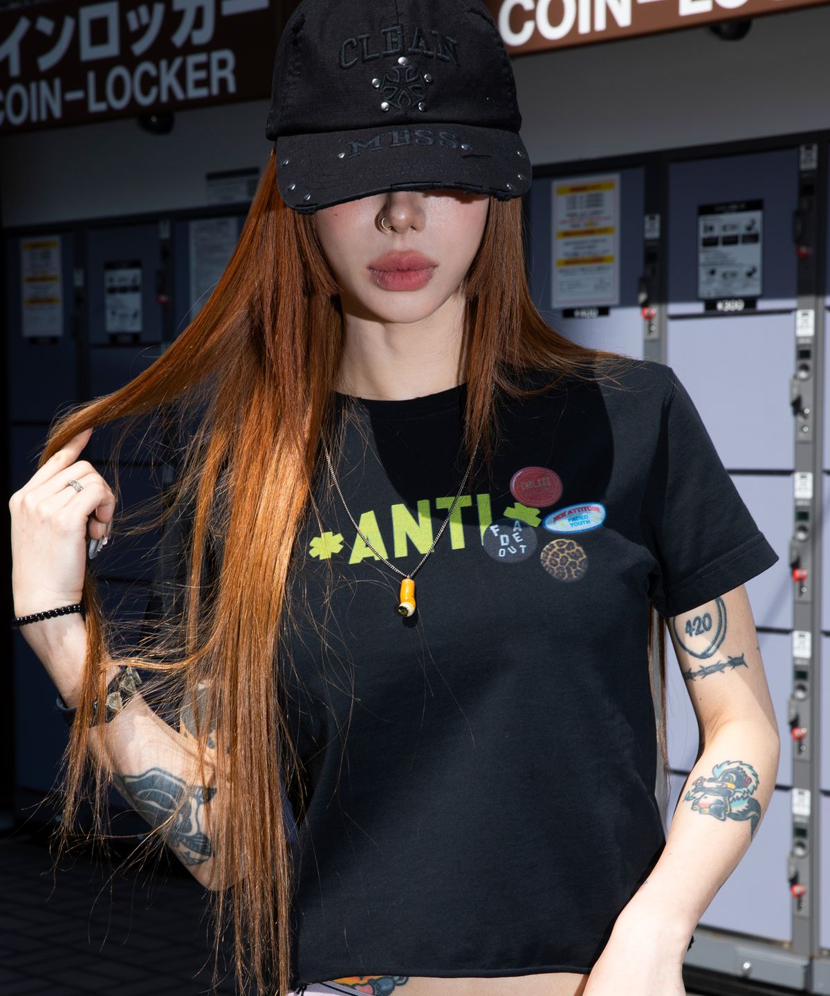 엑스톤즈(XTONZ) XF010 안티 핀 뱃지 티셔츠 (BLACK)