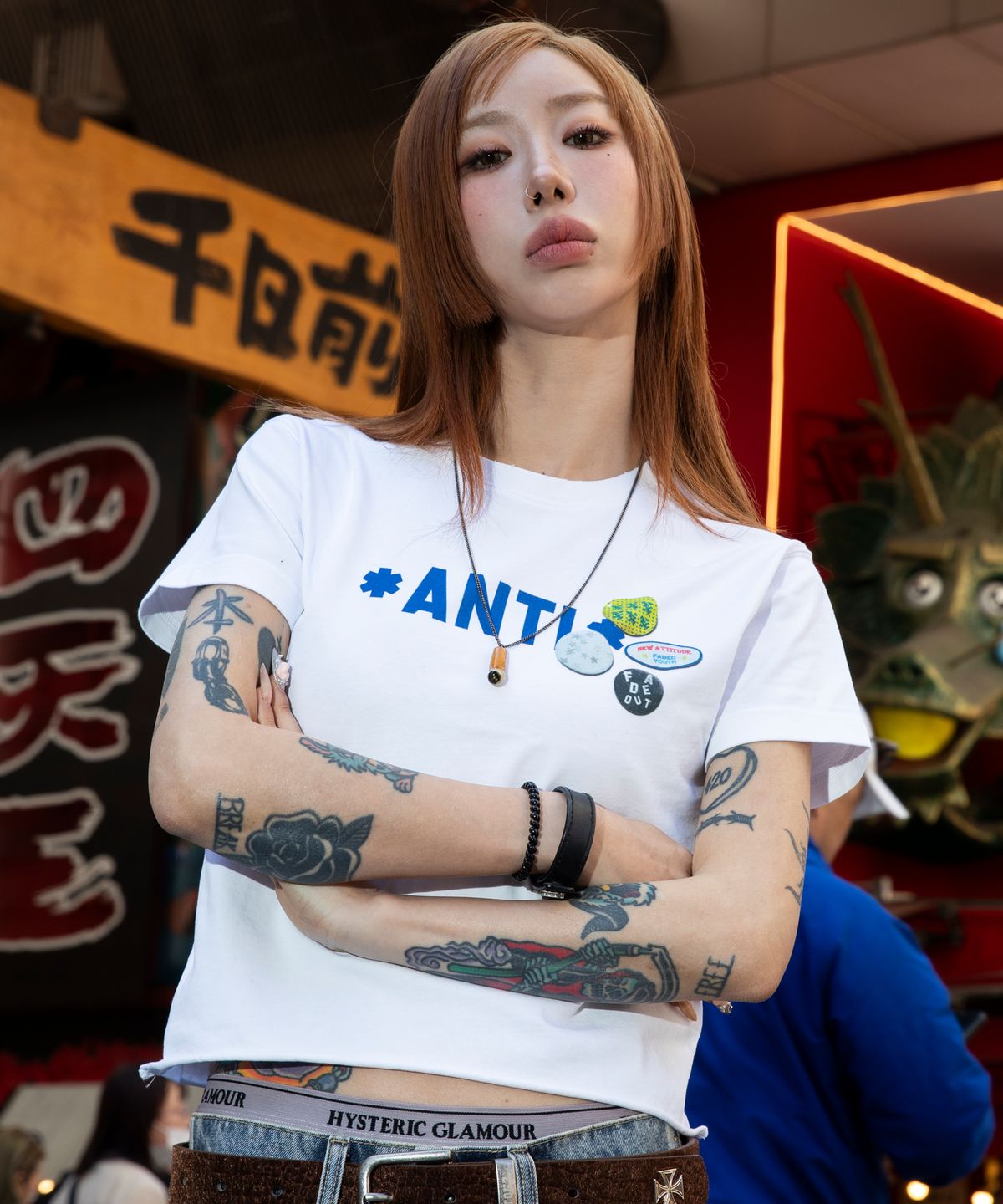 엑스톤즈(XTONZ) XF010 안티 핀 뱃지 티셔츠 (WHITE)