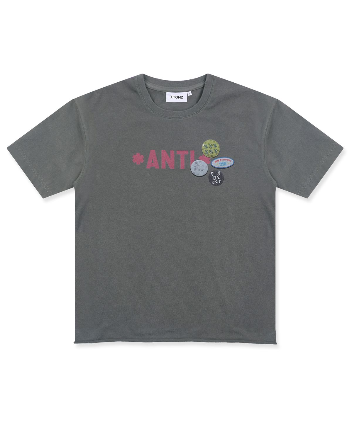 엑스톤즈(XTONZ) XF010 안티 핀 뱃지 티셔츠 (CHARCOAL)