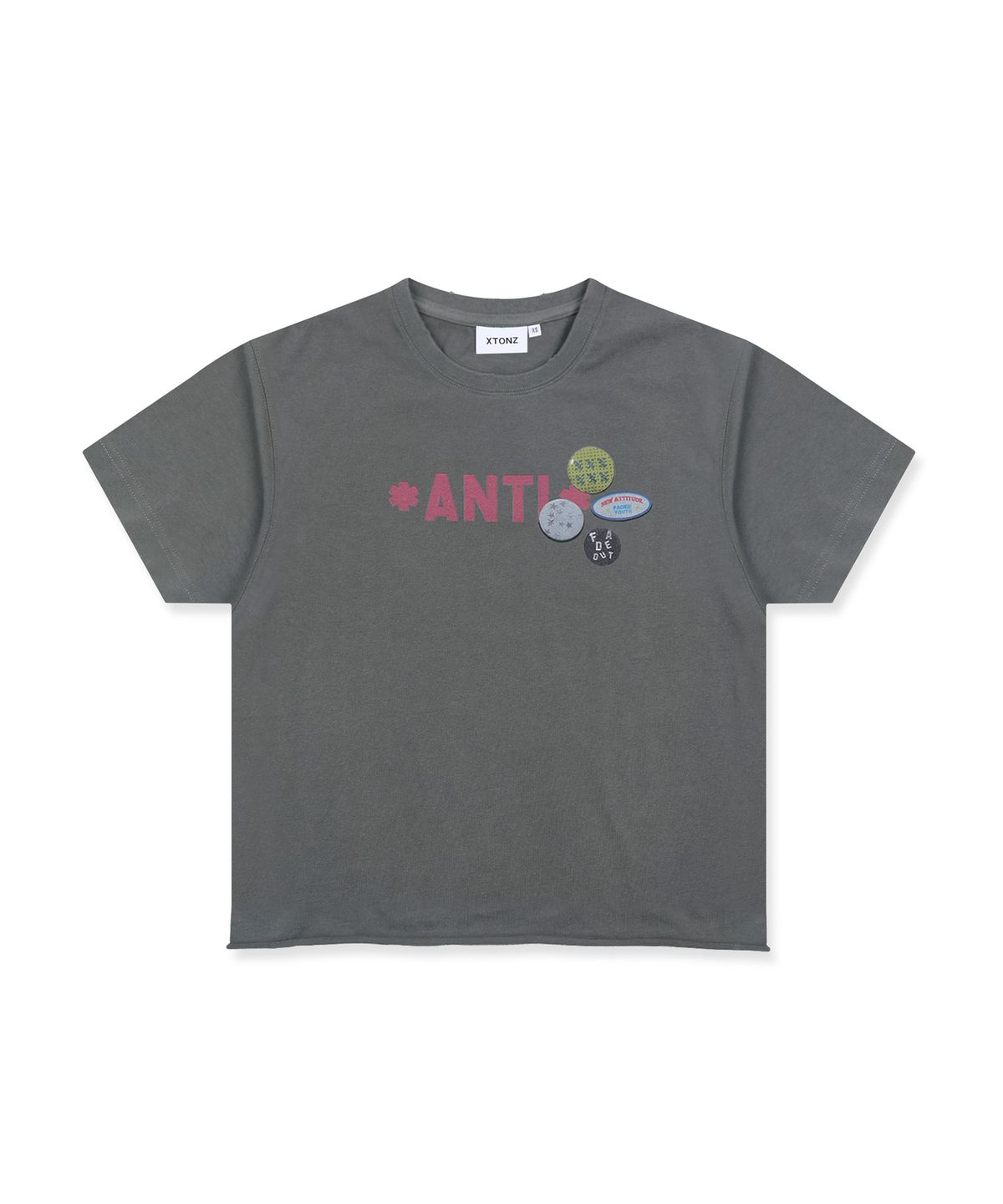 엑스톤즈(XTONZ) XF010 안티 핀 뱃지 티셔츠 (CHARCOAL)