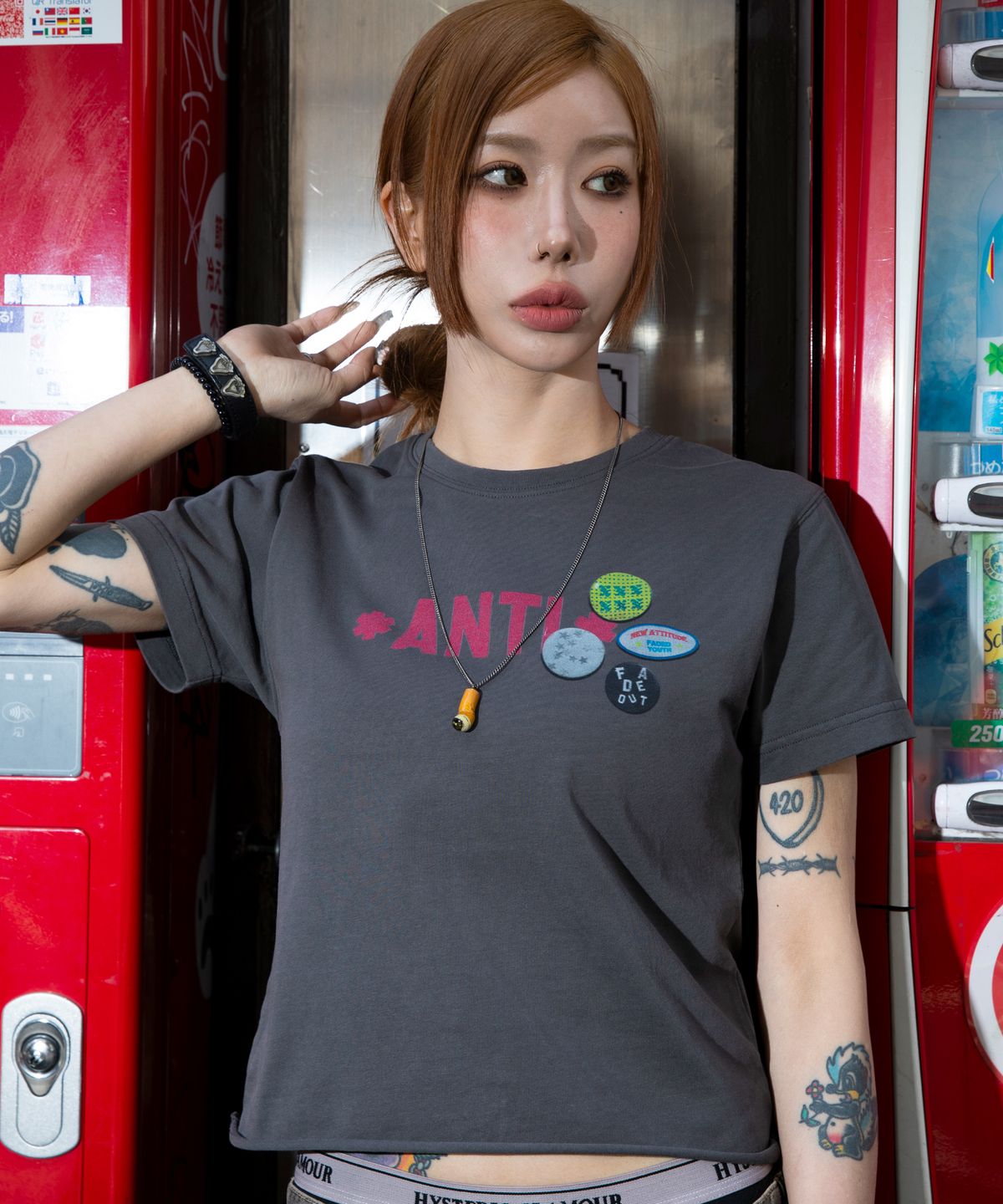 엑스톤즈(XTONZ) XF010 안티 핀 뱃지 티셔츠 (CHARCOAL)