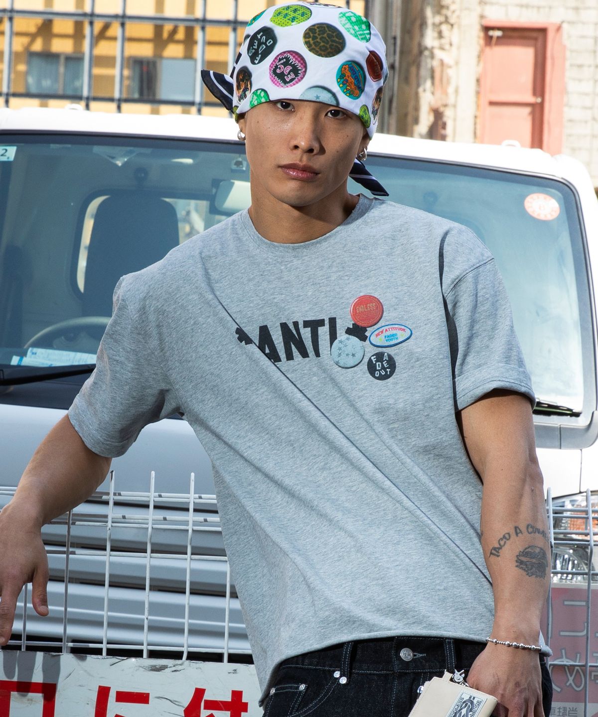 엑스톤즈(XTONZ) XF010 안티 핀 뱃지 티셔츠 (GRAY)