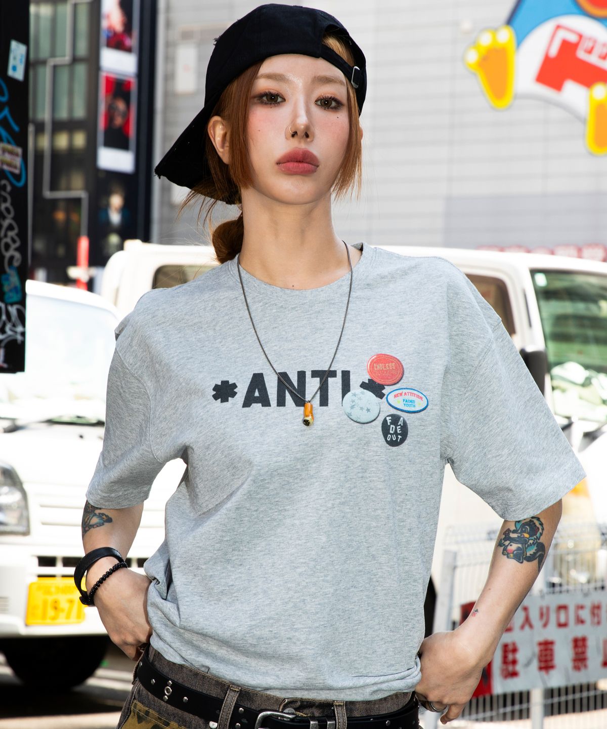 엑스톤즈(XTONZ) XF010 안티 핀 뱃지 티셔츠 (GRAY)