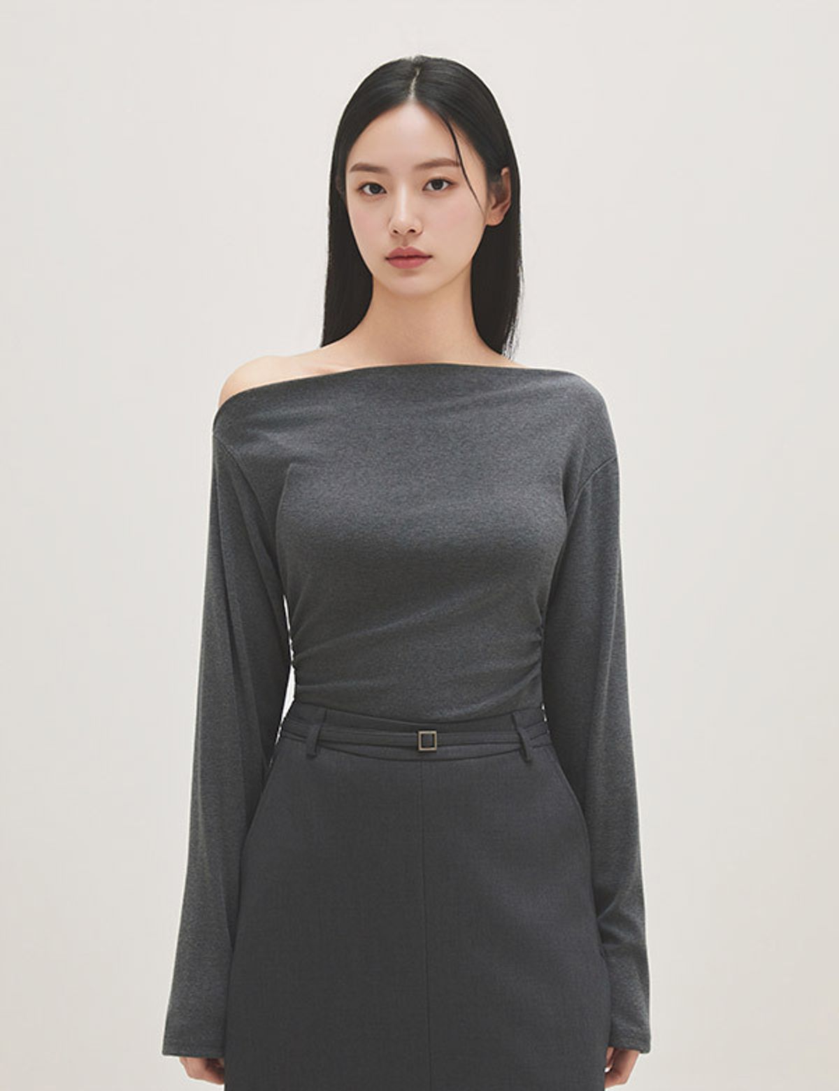 로엠(ROEM) 언발 오프숄더 티셔츠 RMLWG24RTA