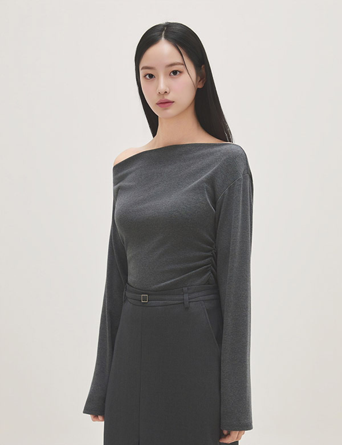 로엠(ROEM) 언발 오프숄더 티셔츠 RMLWG24RTA