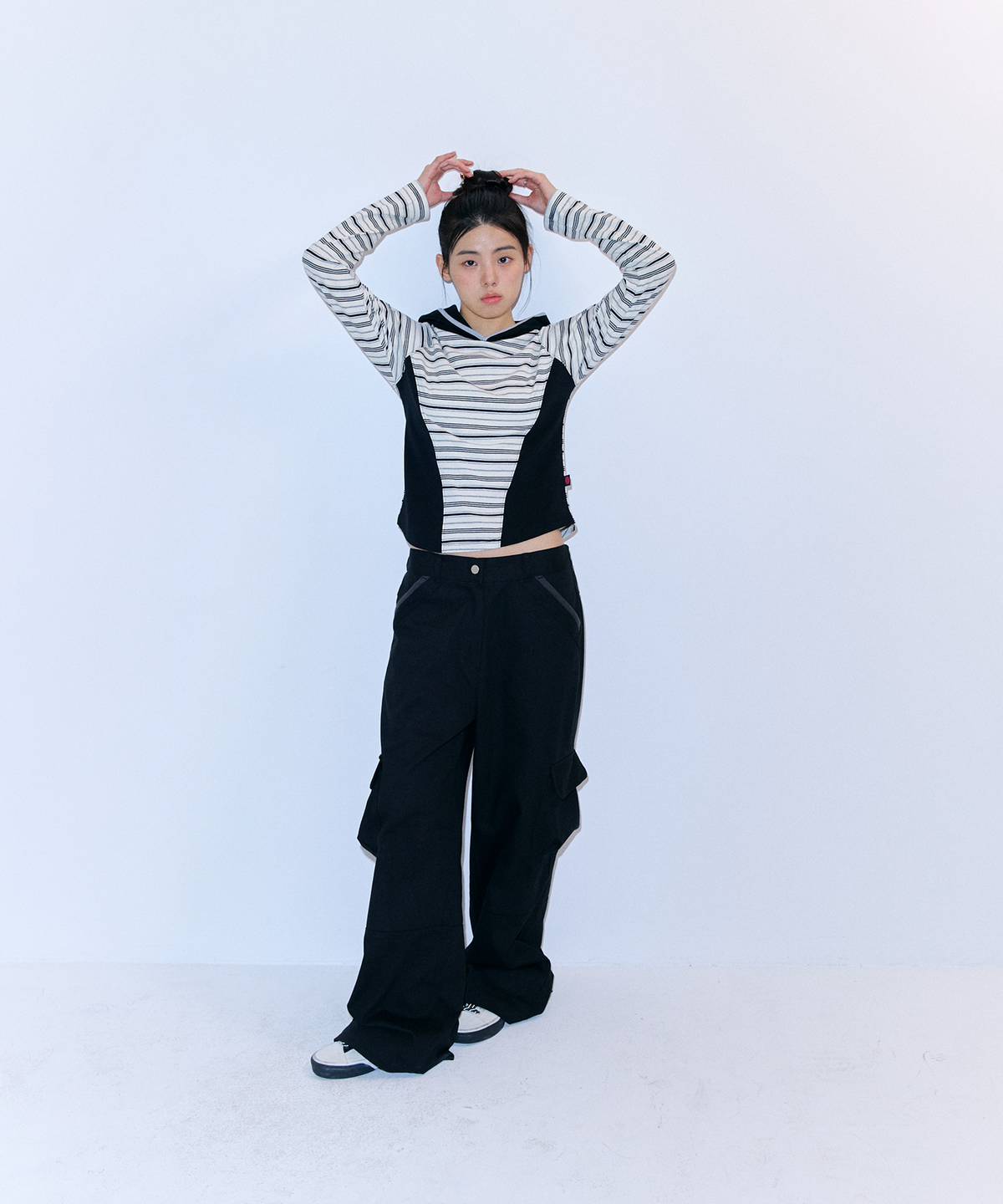 플러티(FLIRTY) 스트라이프 패널 후드 티셔츠 (Black)