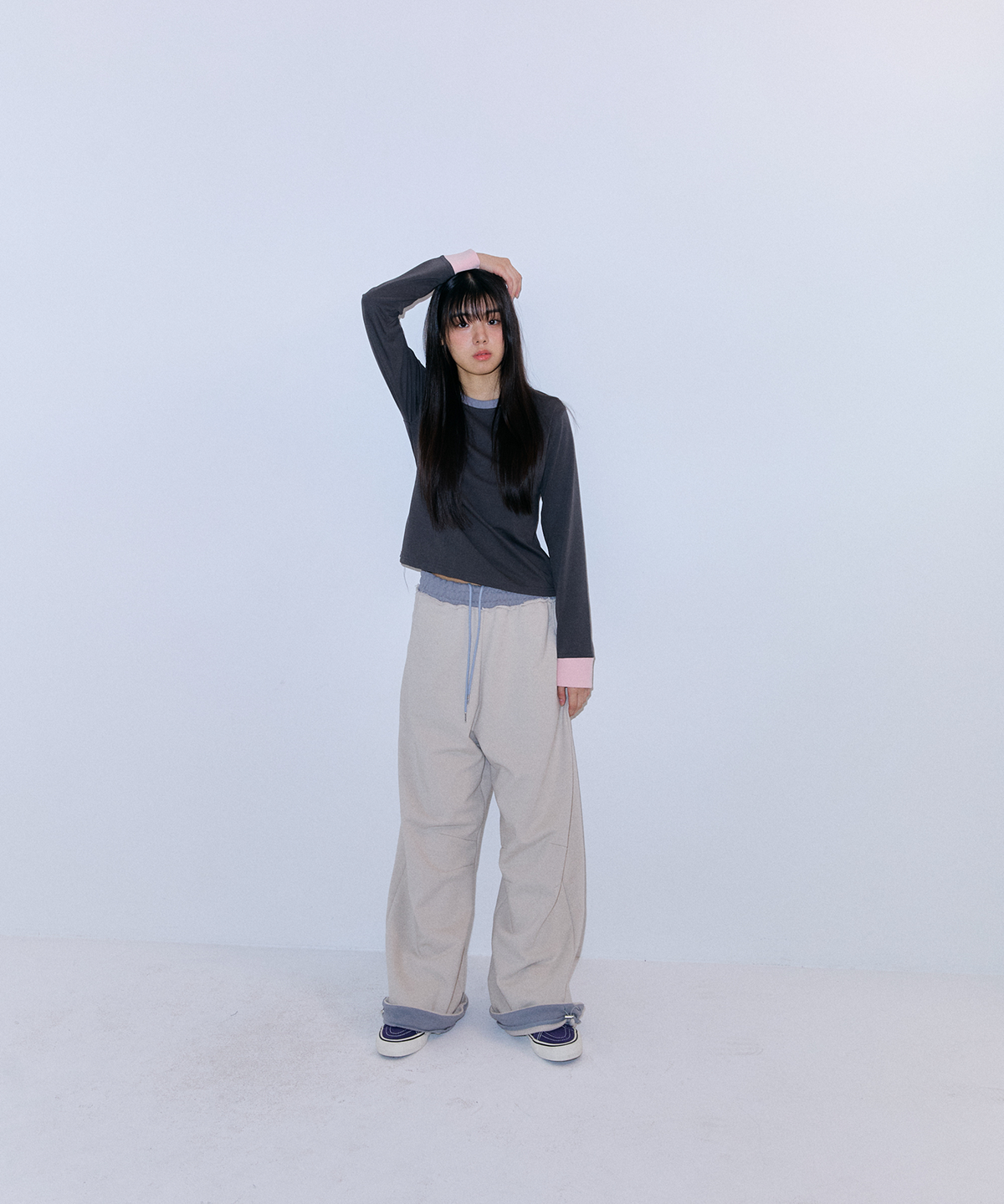 플러티(FLIRTY) 스타 포인트 롱 슬리브 티셔츠 (Charcoal)