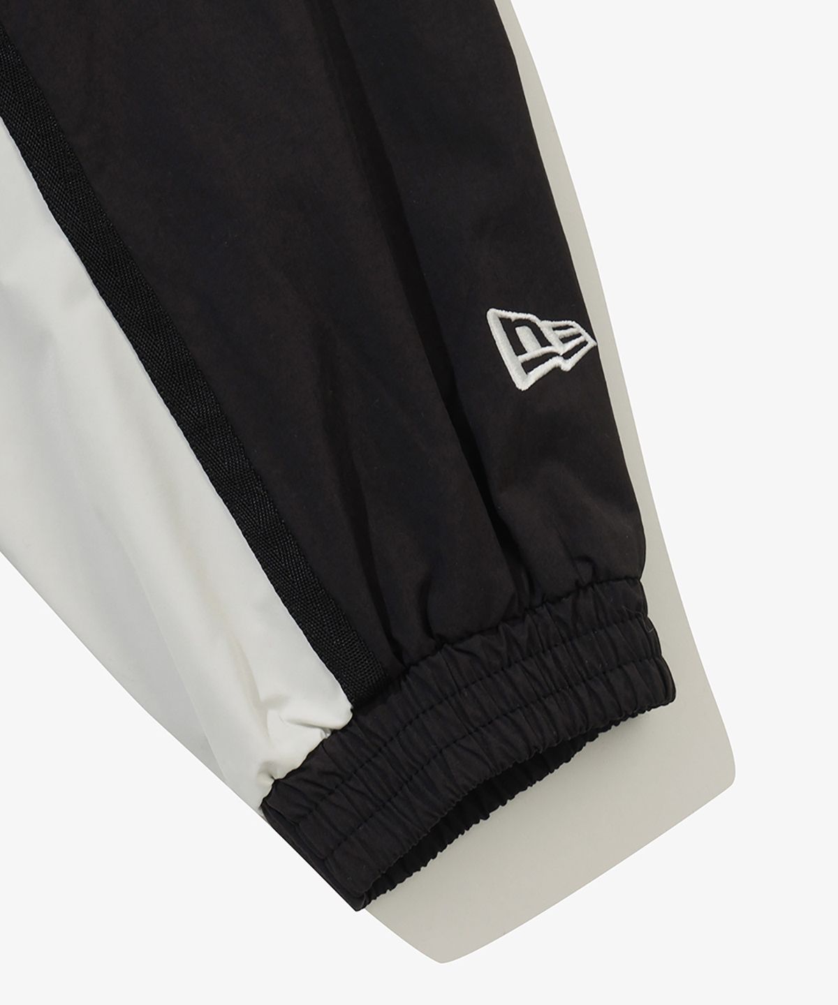 뉴에라(NEW ERA) 락 박스 웜 업 재킷 블랙 14954696