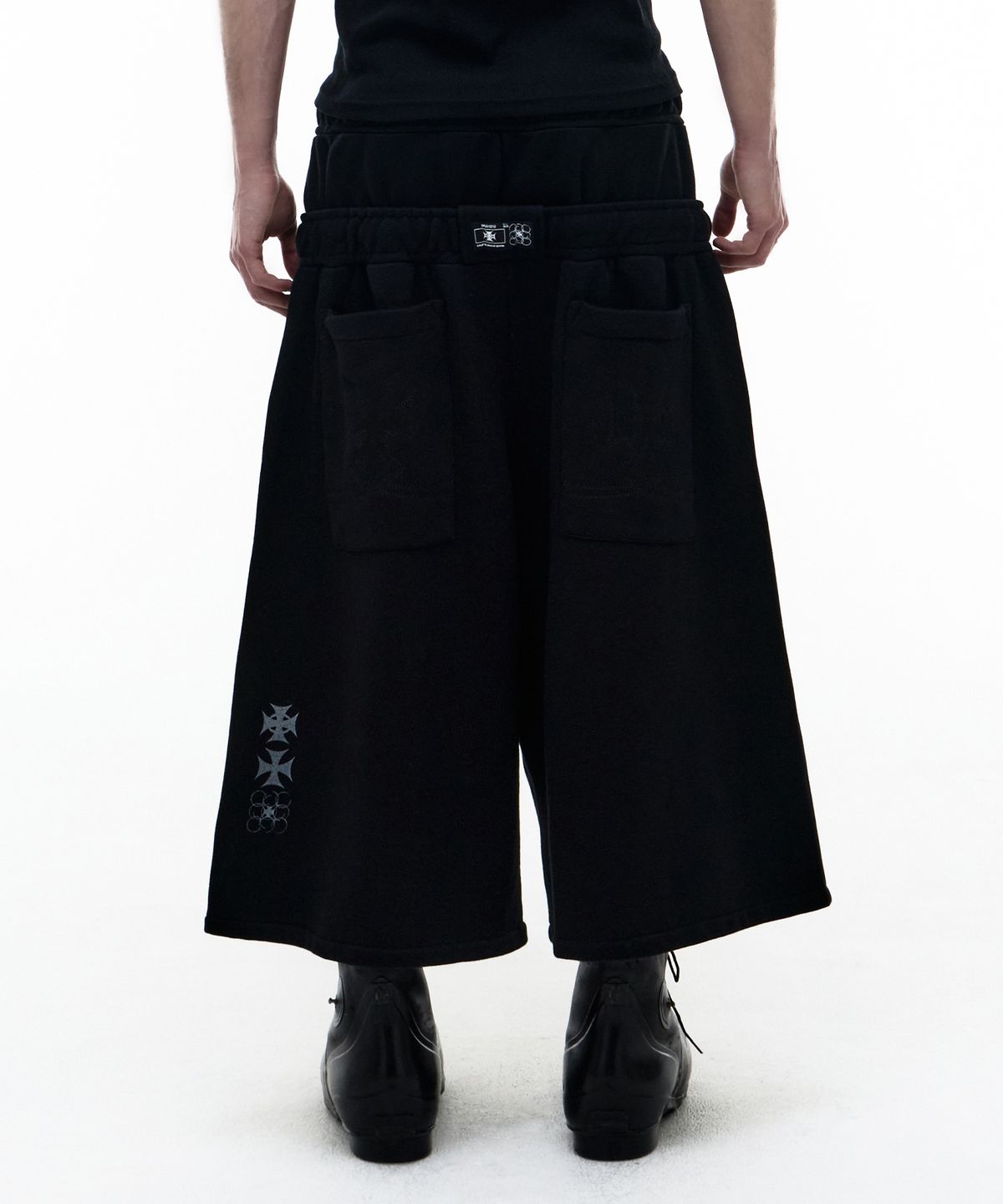 오퍼스 0012(OPUS 0012) Op. 08 ROCKY MAXI SWEAT SHORTS BLACK