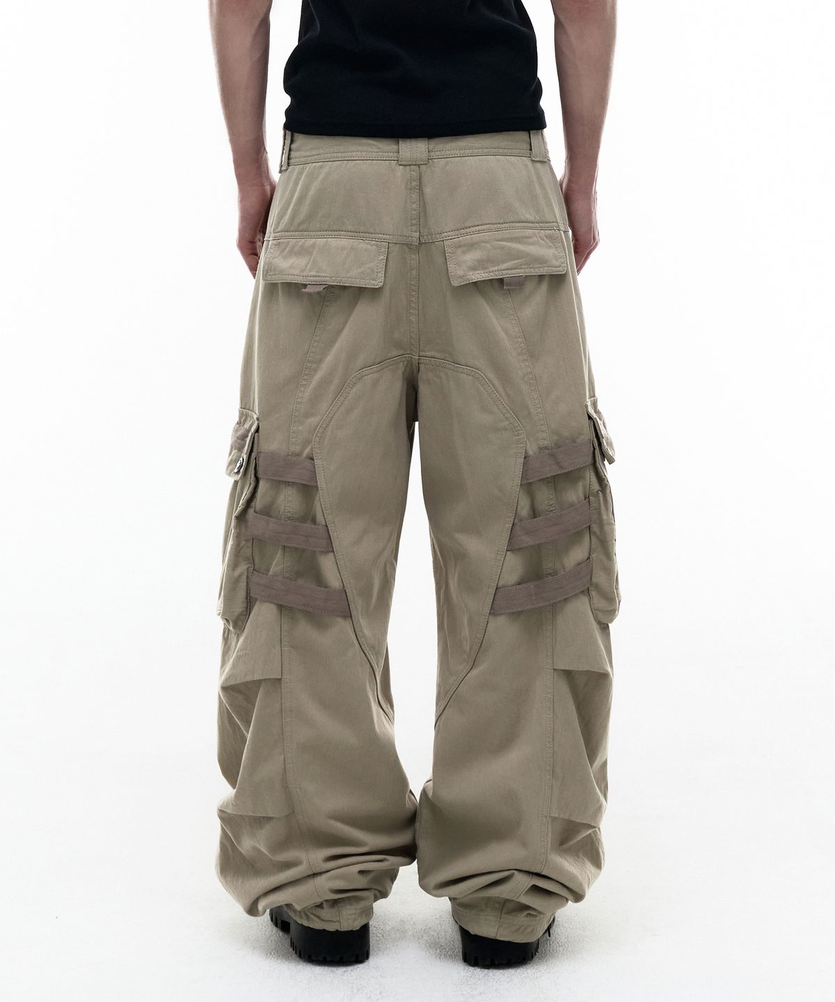 오퍼스 0012(OPUS 0012) Op. 08 BIND CURVED CARGO PANTS BEIGE
