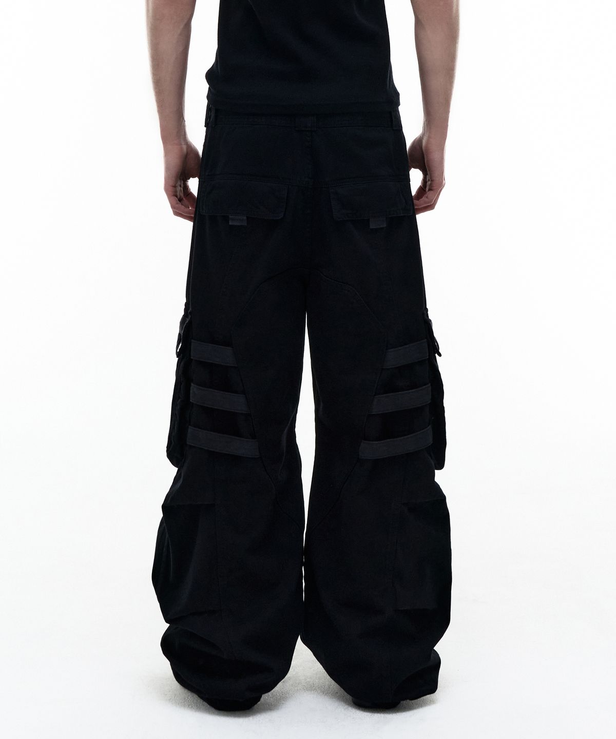 오퍼스 0012(OPUS 0012) Op. 08 BIND CURVED CARGO PANTS BLACK