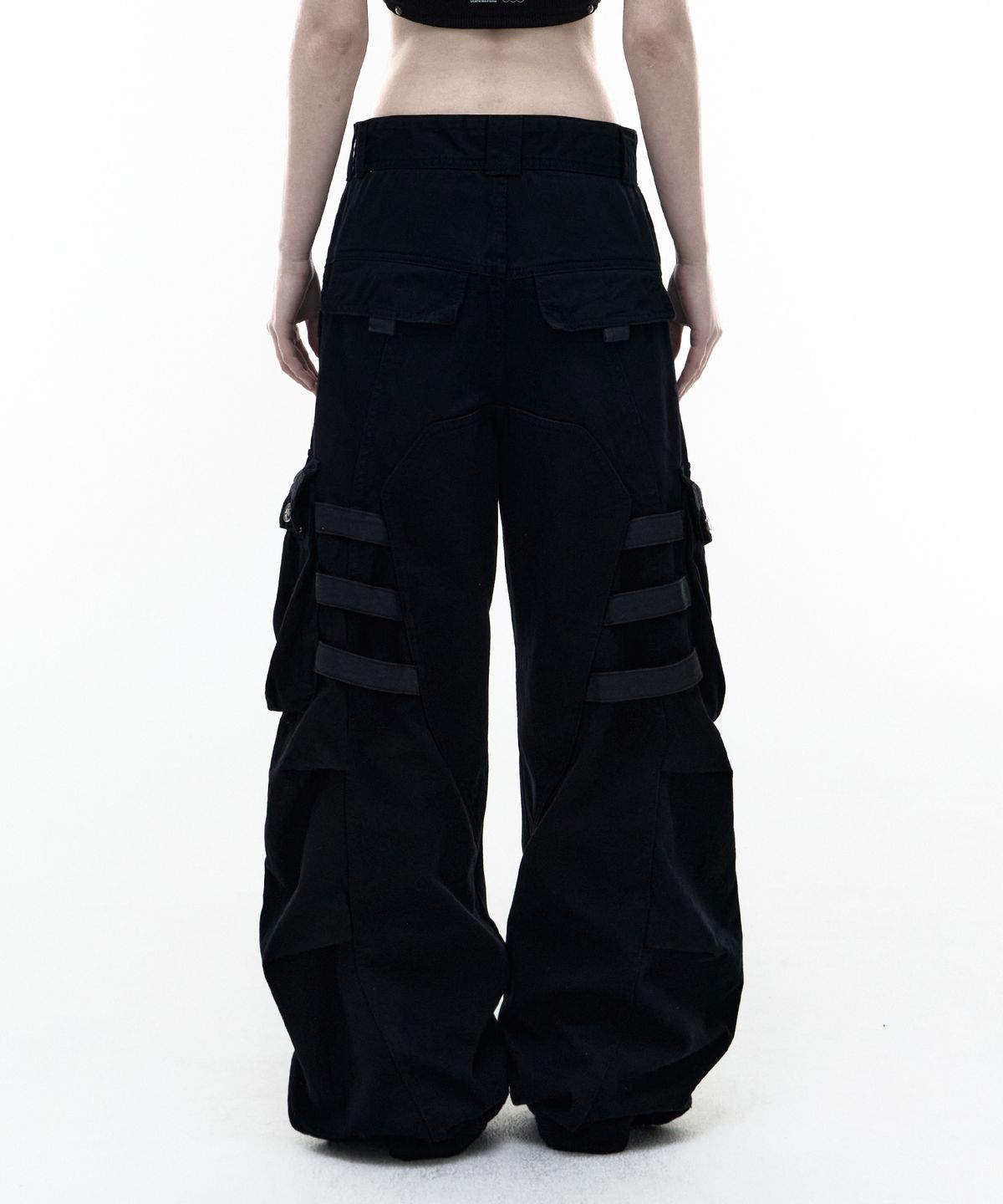 오퍼스 0012(OPUS 0012) Op. 08 BIND CURVED CARGO PANTS BLACK
