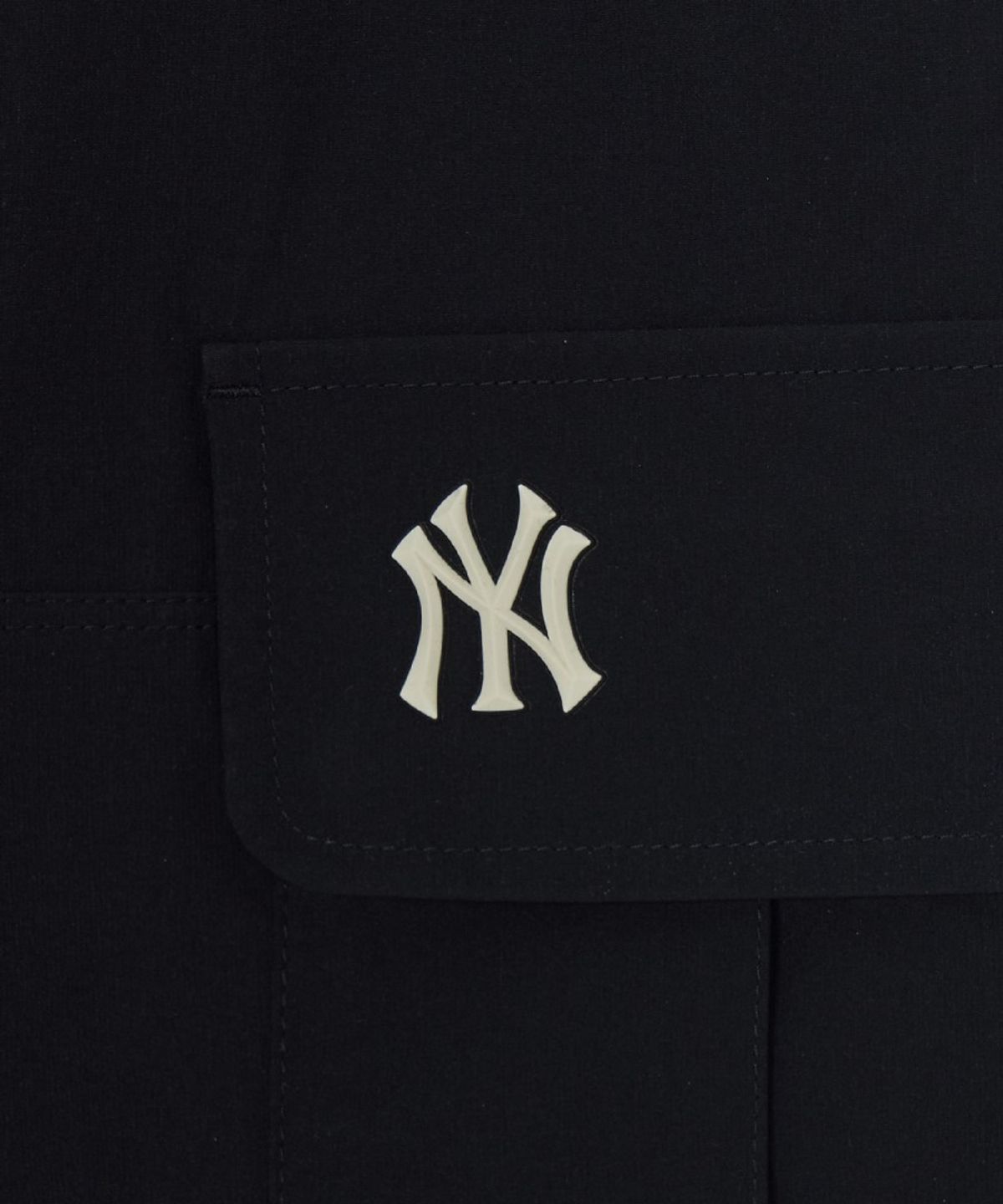 엠엘비(MLB) 베이직 고프코어 나일론 카고 6부 반바지 NY (Black)