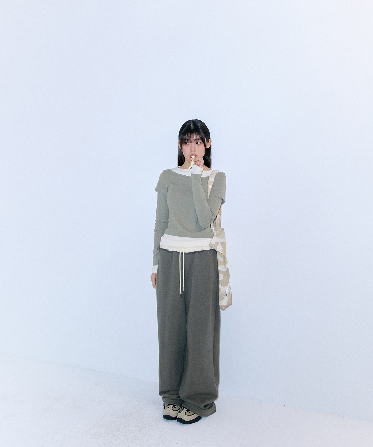 플러티(FLIRTY) 컷 라인 와이드 스웨트 팬츠 (Khaki)