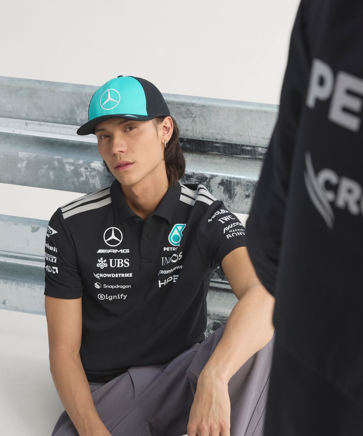 아디다스(ADIDAS) 메르세데스 AMG F1 팀 엔지니어 폴로 셔츠 - 블랙 / KE5523