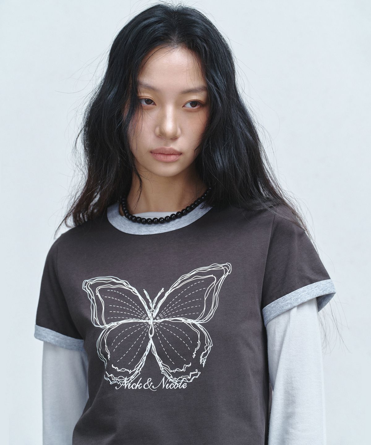닉앤니콜(NICK&NICOLE) BUTTERFLY GRAPHIC RINGER TOP_CHARCOAL
