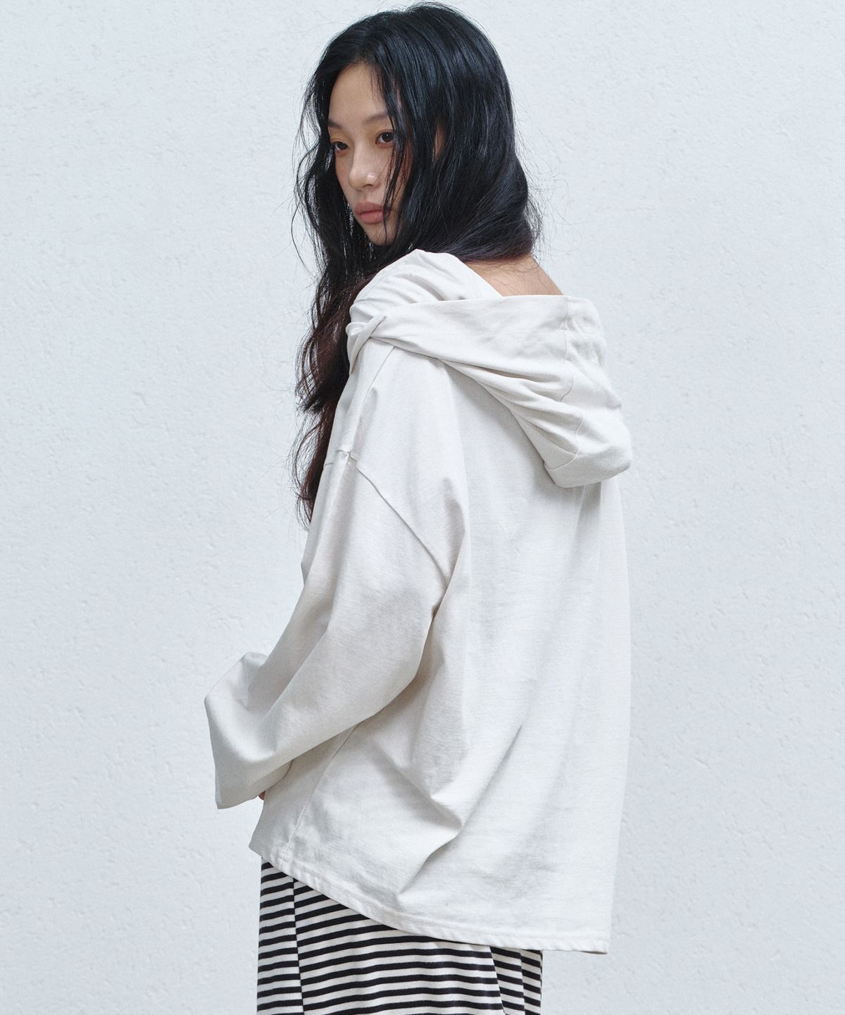 닉앤니콜(NICK&NICOLE) DRAPED HOOD OFF SHOULDER TOP_BEIGE