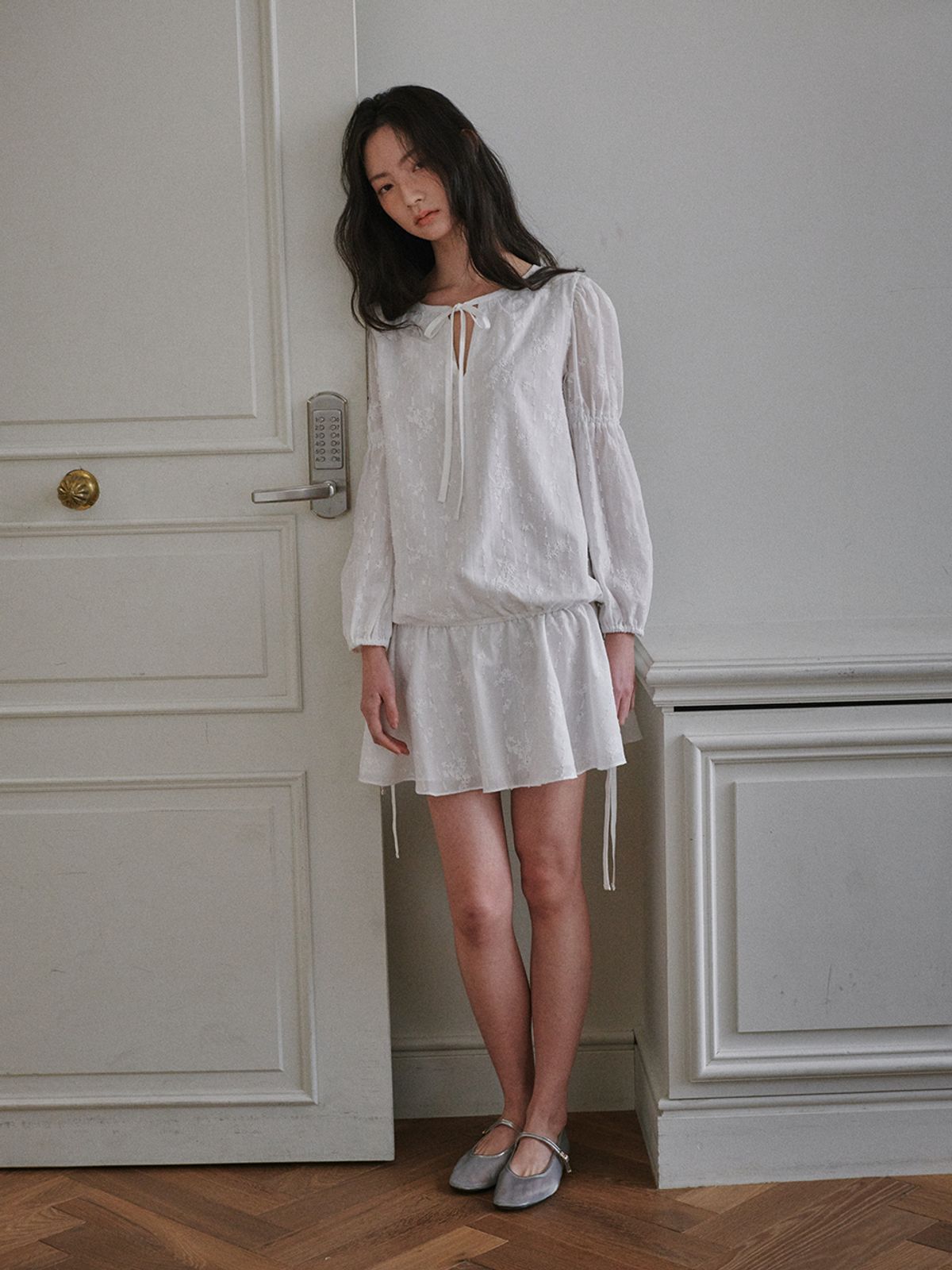오앨(OUEL) EMBRO DRAPE TIE MINI DRESS_WHITE