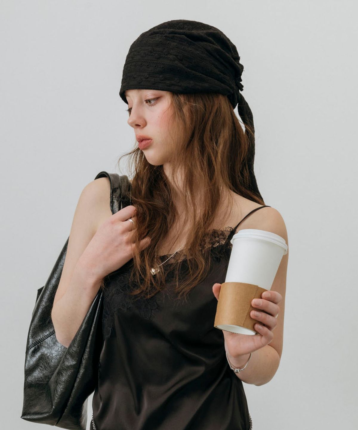 뉴욕웍스(NEWYORKWORKS) 펀칭 레이스 두건 스카프 모자_BLACK